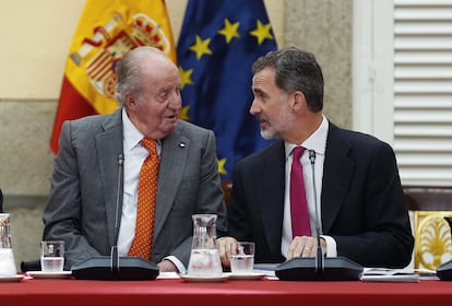 Juan Carlos I con su hijo Felipe VI.