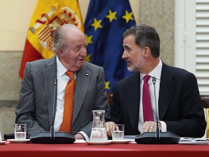 Juan Carlos I y Felipe VI, durante la reunión del patronato de la Fundación Cotec el 14 de mayo de 2019.