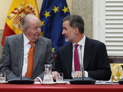 El rey Felipe VI, junto a su padre, el rey emérito Juan Carlos I, durante la reunión del patronato de la Fundación Cotec en 2019.