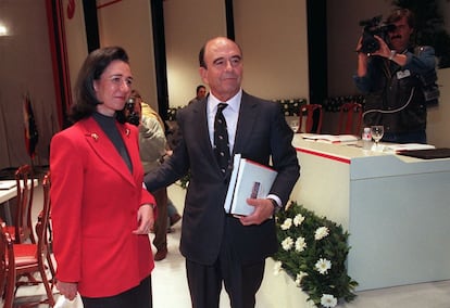 Emilio Botín y su hija Ana Patricia posan para los fotógrafos antes de la junta de accionistas del Banco de Santander, el 6 de marzo de 1999 en Santander.