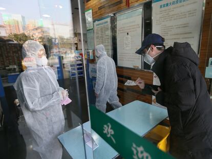 Um homem compra uma máscara em uma farmácia em Wuhan, na China, nesta quarta-feira, 29 de janeiro.