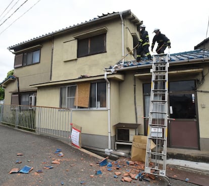 Japón se asienta sobre el llamado Anillo de Fuego, una de las zonas sísmicas más activas del mundo, y sufre terremotos con relativa frecuencia por lo que las infraestructuras están especialmente diseñadas para aguantar los temblores. En la imagen, bomberos trabajan en un edificio dañado en Ibaraki, el 18 de junio de 2018.