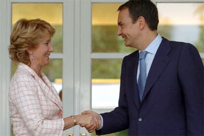 Zapatero y Aguirre, antes de su reunión de esta mañana en La Moncloa.