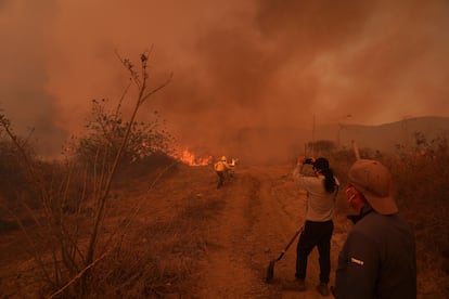Bomberos y voluntarios trabajan para controlar un incendio en Santo Domingo Tomaltepec, Oaxaca, este 11 de abril.