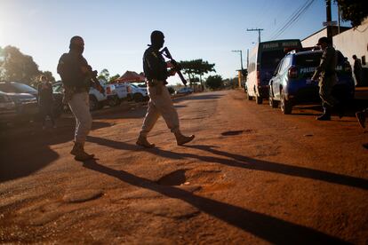 Policiais durante as ações de busca por Lázaro Barbosa de Sousa em Cocalzinho, Goiás, no dia 22 de junho.