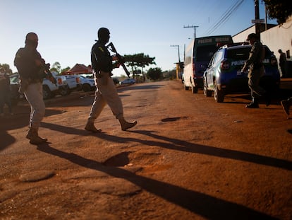 Policiais durante as ações de busca por Lázaro Barbosa de Sousa em Cocalzinho, Goiás, no dia 22 de junho.