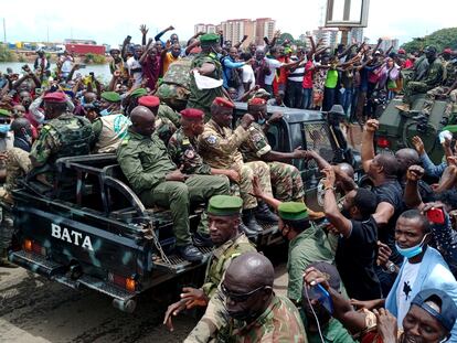 Vecinos de Conakry celebran el paso de un vehículo militar, este lunes 6 de septiembre, al día siguiente del golpe de Estado que derrocó a Alpha Condé.