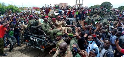 Vecinos de Conakry celebran el paso de un vehículo militar, este lunes 6 de septiembre, al día siguiente del golpe de Estado que derrocó a Alpha Condé.