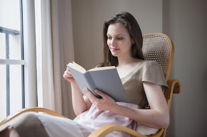 <p>No todas las luces sirven para todas las actividades. Así, por ejemplo, "para leer o estudiar lo ideal es que la luz sea natural o en su defecto la de lámparas que la simulen", aclara González Manrique. Además, es aconsejable <strong>que la luz se proyecte en el papel sin que se produzcan sombras ni reflejos</strong> que dificulten la visión.</p> <p>Para usar ordenadores, tabletas y móviles, las expertas recomiendan los ambientes con iluminación intermedia: <strong>ni luz excesiva que produzca reflejos desagradables ni oscuridad porque se pueden dilatar las pupilas</strong>, producirse deslumbramientos y dificultad para enfocar”, añade González Manrique. Usar los móviles en lugares oscuros puede incluso llegar a <a href="https://www.nejm.org/doi/full/10.1056/NEJMc1514294" rel="nofollow" target="_blank">desencadenar una ceguera temporal</a>, según las conclusiones de una investigación publicada en el <em>New England Journal of Medicine</em>.</p>