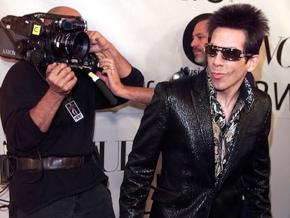 Ben Stiller, como Zoolander, ‘colándose’ en la alfombra roja de los Vogue Fashion Awards del año 2000.