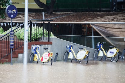 A última hora de la tarde se habían cancelado 252 vuelos en Gran Canaria, Tenerife Norte, El Hierro, La Palma y La Gomera y se habían desviado 38. En la foto, inundación en una calle de Las Palmas de Gran Canaria, este domingo.