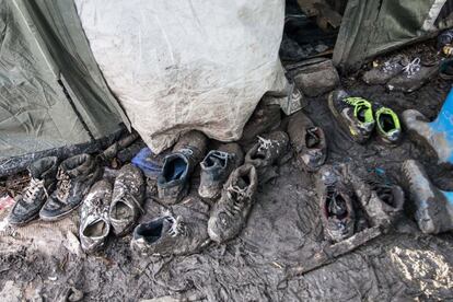 Zapatos embarrados que los migrantes que marchan del campo hacia Inglaterra van dejando atrás. El calzado inutilizable se acumula entre las tiendas de campaña en el campo de Grande-Synthe, al norte de Francia, en el que viven casi 3.000 personas.