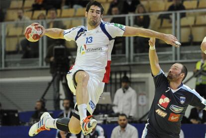 Karabatic se dispone a lanzar durante el partido contra Eslovenia.