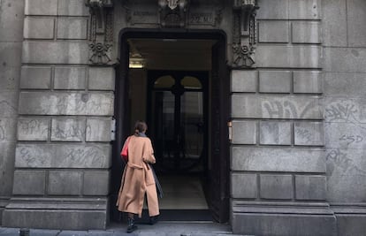 Fachada del portal del edificio donde se encuentra la sede de Fusara. 