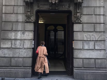 Fachada del portal del edificio donde se encuentra la sede de Fusara. 