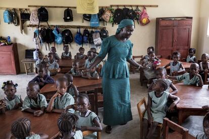 El proyecto de Save the Children para evitar los matrimonios forzosos también incluye hacer incidencia con los actores políticos de Sierra Leona para conseguir cambios que protejan a las niñas y adolescentes. La educación es un pilar fundamental