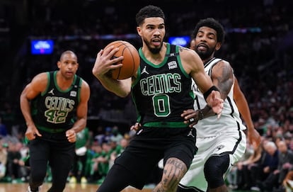 Jayson Tatum conduce el balón tras el reverso sobre Kyrie Irving en la última jugada del partido.