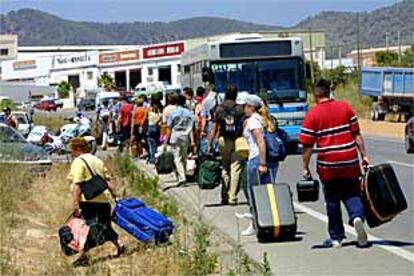 Turistas de Ibiza recorren a pie, con sus maletas, tres kilómetros para llegar al aeropuerto debido a la intervención de piquetes.
