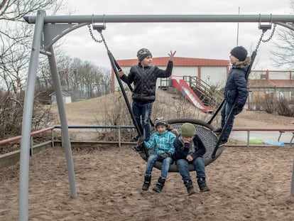 Crianças refugiadas, na balança do pátio de um colégio em Halmstad, Suécia.