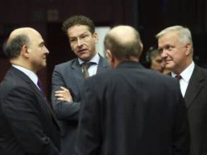 El ministro francés de Finanzas, Pierre Moscovici (i), conversa con el presidente del Eurogrupo y ministro holandés de Finanzas, Jeroen Dijsselbloem (2i), y el vicepresidente de la Comisión Europea (CE), Olli Rehn, antes del inicio de la reunión de ministros de Finanzas de la Unión Europea (UE), en Bruselas (Bélgica) hoy, viernes 22 de noviembre de 2013.
