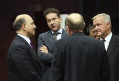 El ministro francés de Finanzas, Pierre Moscovici (i), conversa con el presidente del Eurogrupo y ministro holandés de Finanzas, Jeroen Dijsselbloem (2i), y el vicepresidente de la Comisión Europea (CE), Olli Rehn, antes del inicio de la reunión de ministros de Finanzas de la Unión Europea (UE), en Bruselas (Bélgica) hoy, viernes 22 de noviembre de 2013.