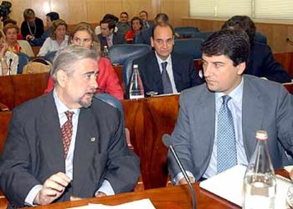 En la imagen, el portavoz del PP en la comisión, Antonio Beteta (izquierda).