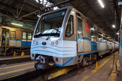 Vagones del metro de Moscú (Rusia) con mascarilla.