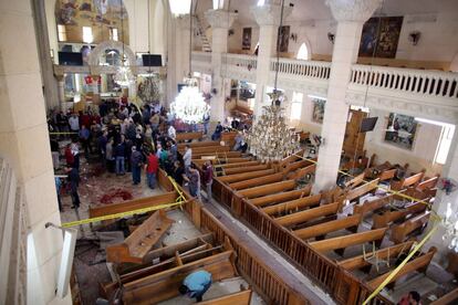 Al menos 38 personas han muerto y más de medio centenar han resultado heridas tras una explosión de una bomba artesanal registrada en la iglesia copta de San Jorge de Tanta, localidad del delta del Nilo situada 120 kilómetros al norte de El Cairo. En la imagen, vista del interior de la iglesia de San Jorge después del atentado.