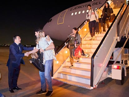 El ministro de Asuntos Exteriores en funciones, José Manuel Albares, recibe a los pasajeros llegados en el segundo de los dos vuelos fletados por el Ministerio de Defensa para repatriar a españoles procedentes desde Tel Aviv, en la noche de este miércoles en la base aérea de Torrejón de Ardoz (Madrid).