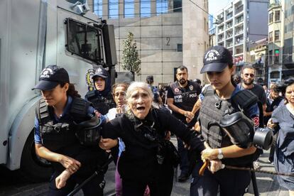 Emine Ocak, de 82 años y miembro de las Madres del Sábado, es detenida este sábado en Estambul tras prohibirse la manifiestación de este colectivo que exige conocer el paradero de cientos de desaparecidos durante las últimas décadas. 