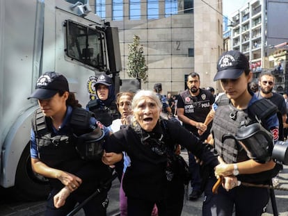 Emine Ocak, de 82 años y miembro de las Madres del Sábado, es detenida este sábado en Estambul tras prohibirse la manifiestación de este colectivo que exige conocer el paradero de cientos de desaparecidos durante las últimas décadas. 