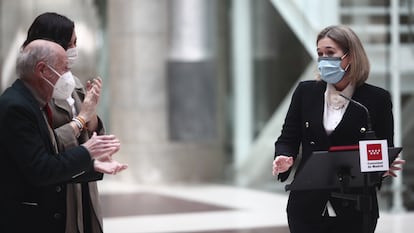 Antonio López e Isabel Díaz Ayuso aplauden a Marta Rivera de la Cruz, este lunes en la Real Casa de Correos.