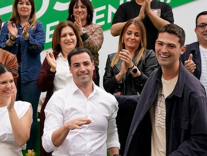 El candidato del PNV a lehendakari, Imanol Pradales, junto al cabeza de lista por Álava, Joseba Díez, en una imagen del partido.