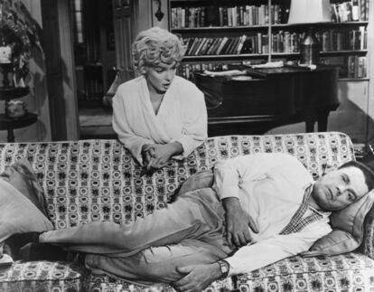 Tom Ewell y Marily Monroe en una escena de la película 'La tentación vive arriba' (1955).