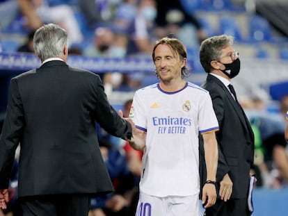 Ancelotti saluda a Modric tras sustituirlo en la primera jornada en Vitoria.