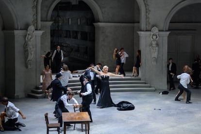 Un momento del segundo acto de ‘Rusalka’ con la soprano Karita Mattila (en el centro), el tenor Piotr Beczała (a su lado) y la soprano Asmik Grigorian (a la izquierda), el 22 de junio en el Liceu.
