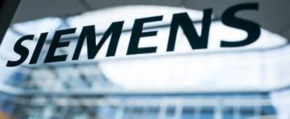 Logotipo de Siemens en su sede en Múnich (Alemania).