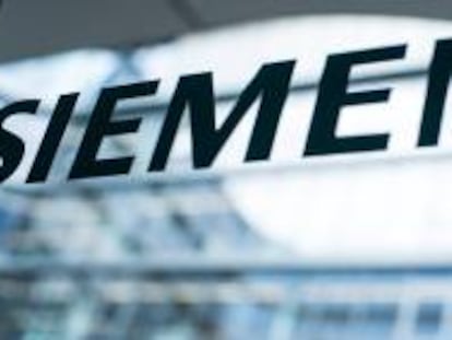 Logotipo de Siemens en su sede en Múnich (Alemania).