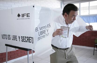 Humberto Moreira votando en 2012.