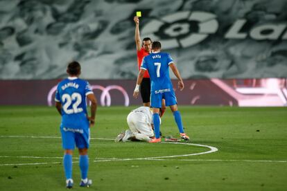 Martínez Munuera amonesta a Jaime Mata tras una falta a un rival del Madrid.