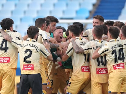 Los jugadores del Espanyol celebra el ascenso en el campo del Zaragoza.