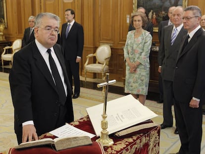 Juan José González Rivas jurando el cargo de magistrado del Tribunal Constitucional en 2012.