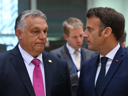 El primer ministro húngaro, Viktor Orban, habla con Emmanuel Macron en la última cumbre europea, el 30 de mayo, en Bruselas.