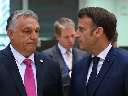 El primer ministro húngaro, Viktor Orbán (izquierda), y el presidente francés, Emmanuel Macron, el lunes en Bruselas.