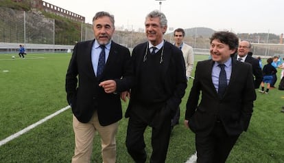 El presidente de la Ponferradina, José Fernández Nieto (izquierda), el presidente de la Federación Española de Fútbol, Ángel María Villar (centro) y el alcalde de Ponferrada, Samuel Folgueral, el pasado 12 de marzo.