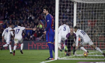 Piqué, tras el gol, mientras Lucas Vázquez lo celebra con sus compañeros.