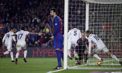 Piqu&eacute;, tras el gol, mientras Lucas V&aacute;zquez lo celebra con sus compa&ntilde;eros.