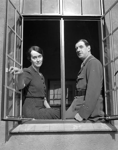 Charles de Gaulle y su esposa Yvonne en su casa de Berkhampstead (Reino Unido), en 1941, donde se refugiaron tras huir de la Francia ocupada por los nazis.