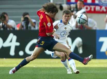 Puyol disputa el balón con el ruso Marat Izmailov, en una jugada del encuentro entre España y Rusia (1-0), durante la Eurocopa de Portugal de 2004.
