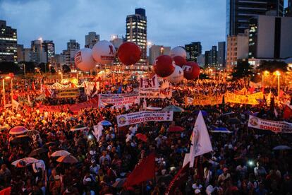 Panorama do Largo da Batata, em São Paulo, com manifestantes convocados pelas centrais sindicais contra projeto de terceirização. Após pressão contra proposta, projeto foi retirado da pauta e só será retomada semana que vem.